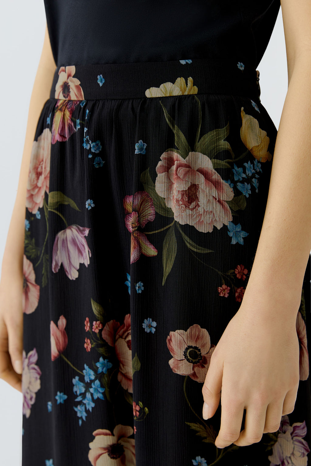 Oui 96651 Printed Black And Red Floral Chiffon Maxi Skirt