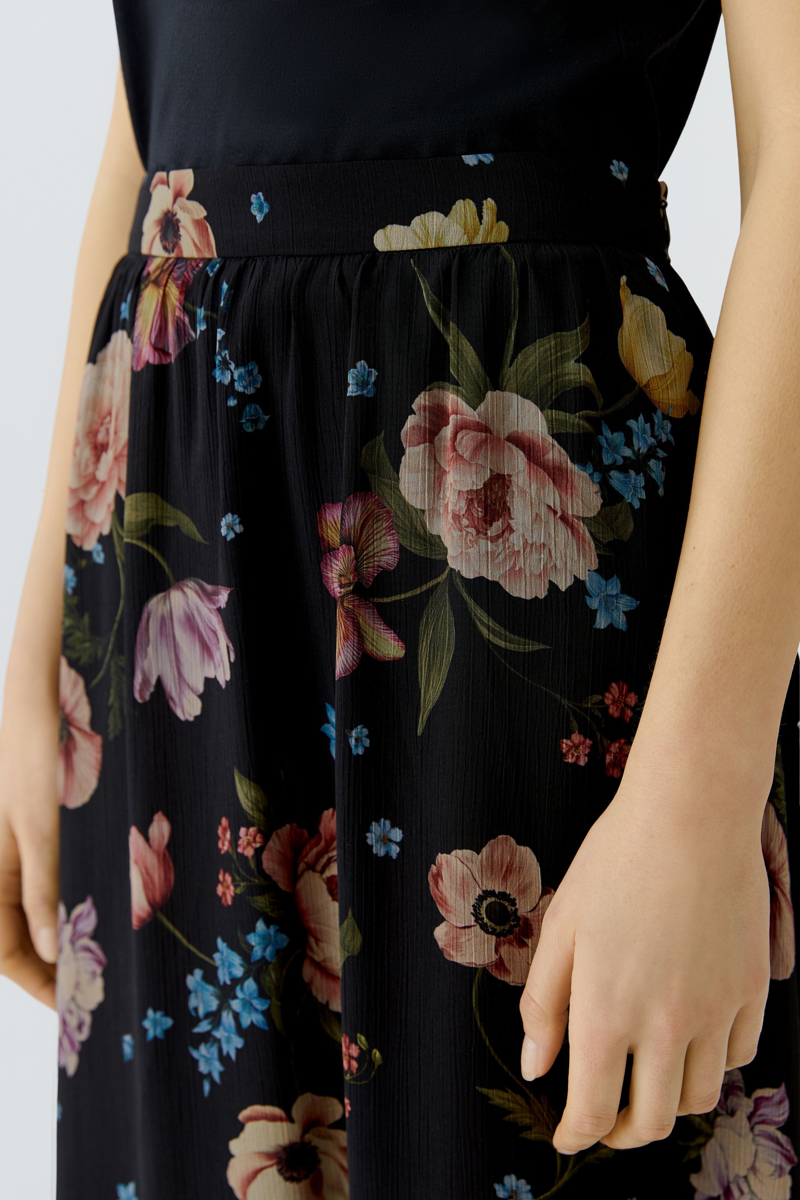 Oui 96651 Printed Black And Red Floral Chiffon Maxi Skirt