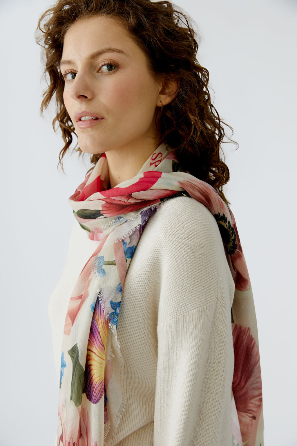 Oui 96807 Rose and Red Floral Satin Scarf