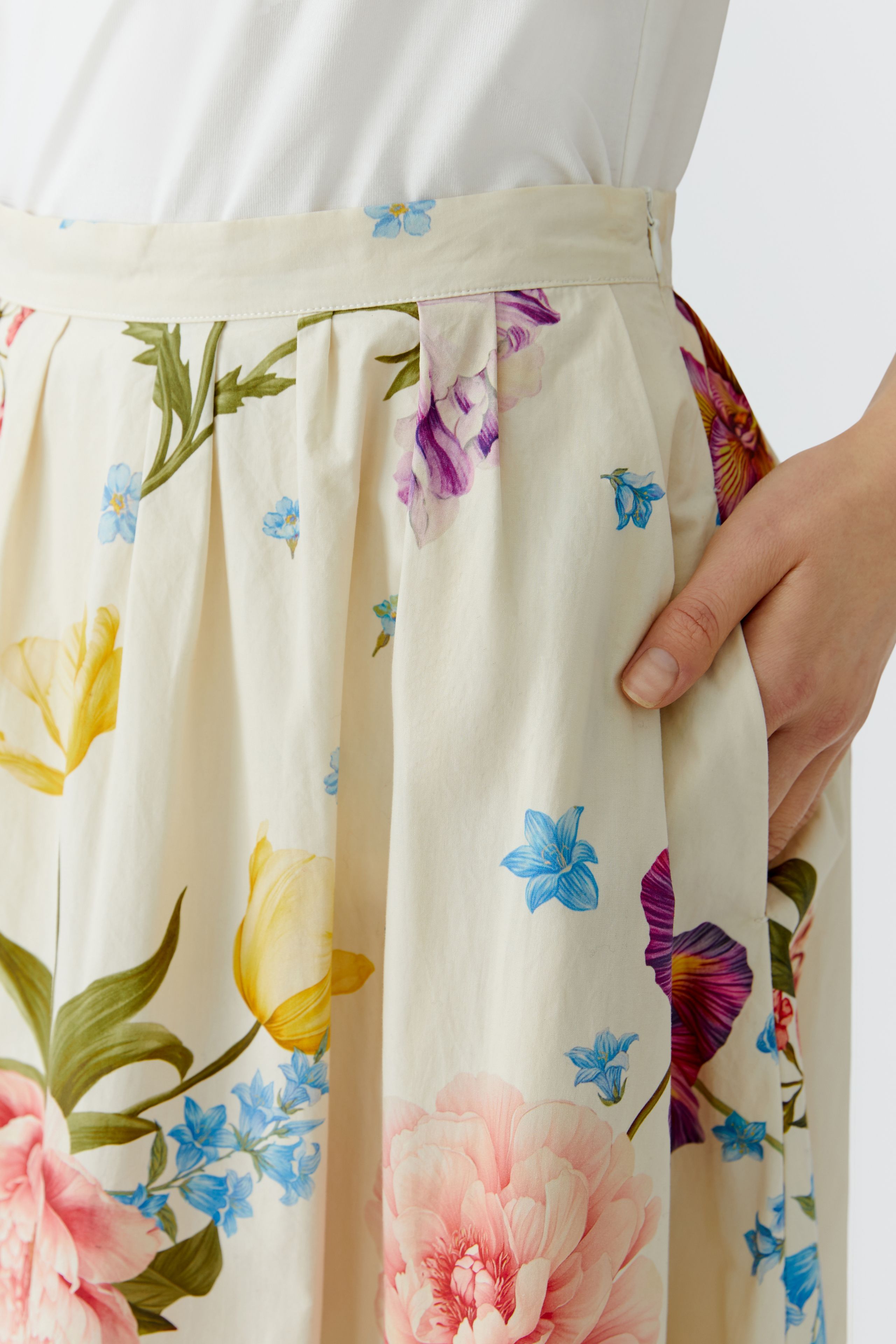 Oui 97098 White and Red Floral Printed Midi A Line Skirt