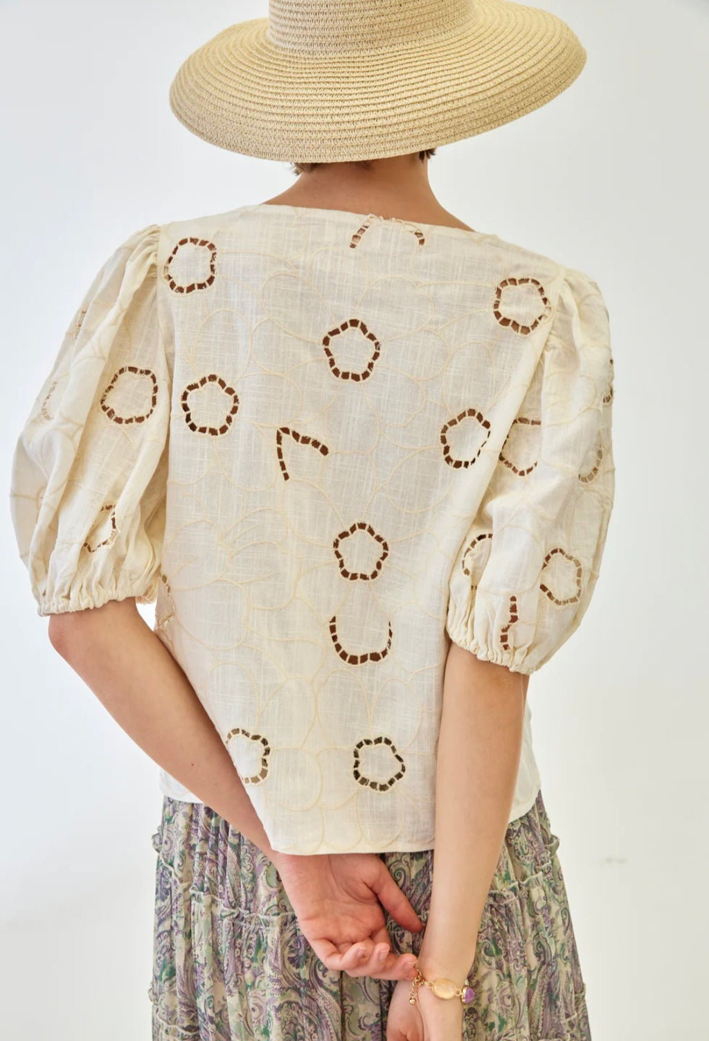 Nekane LX.ORLI Ivory LInen Short Sleeves Blouse With Embroidery Openwork And Knot In Front