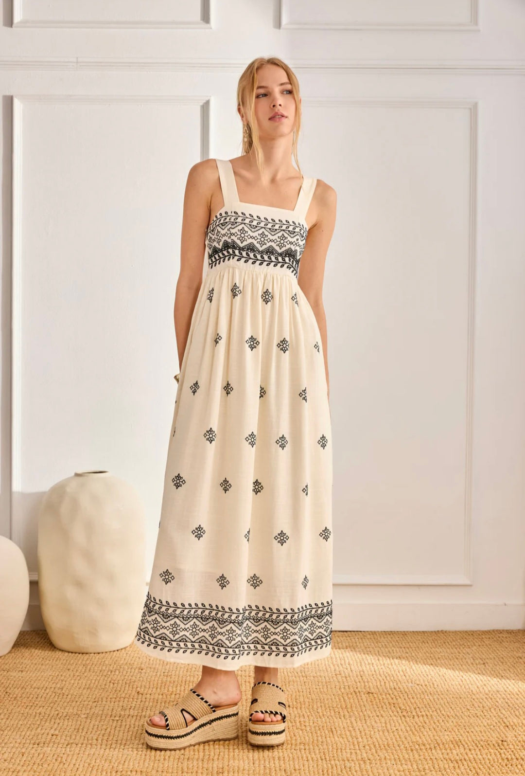 Nekane LX.URANI Cream Linen Dress With Embroidery And Square Neckline