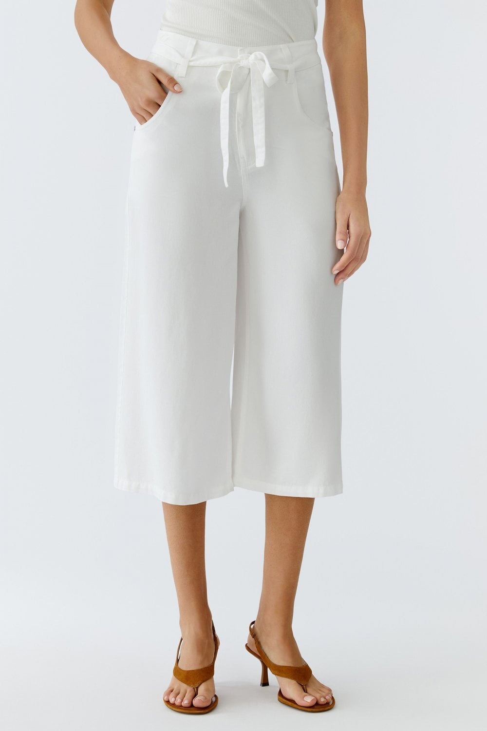 Oui 98291 White Bermuda Fit Cropped Trousers With Front Pocket And A Belt