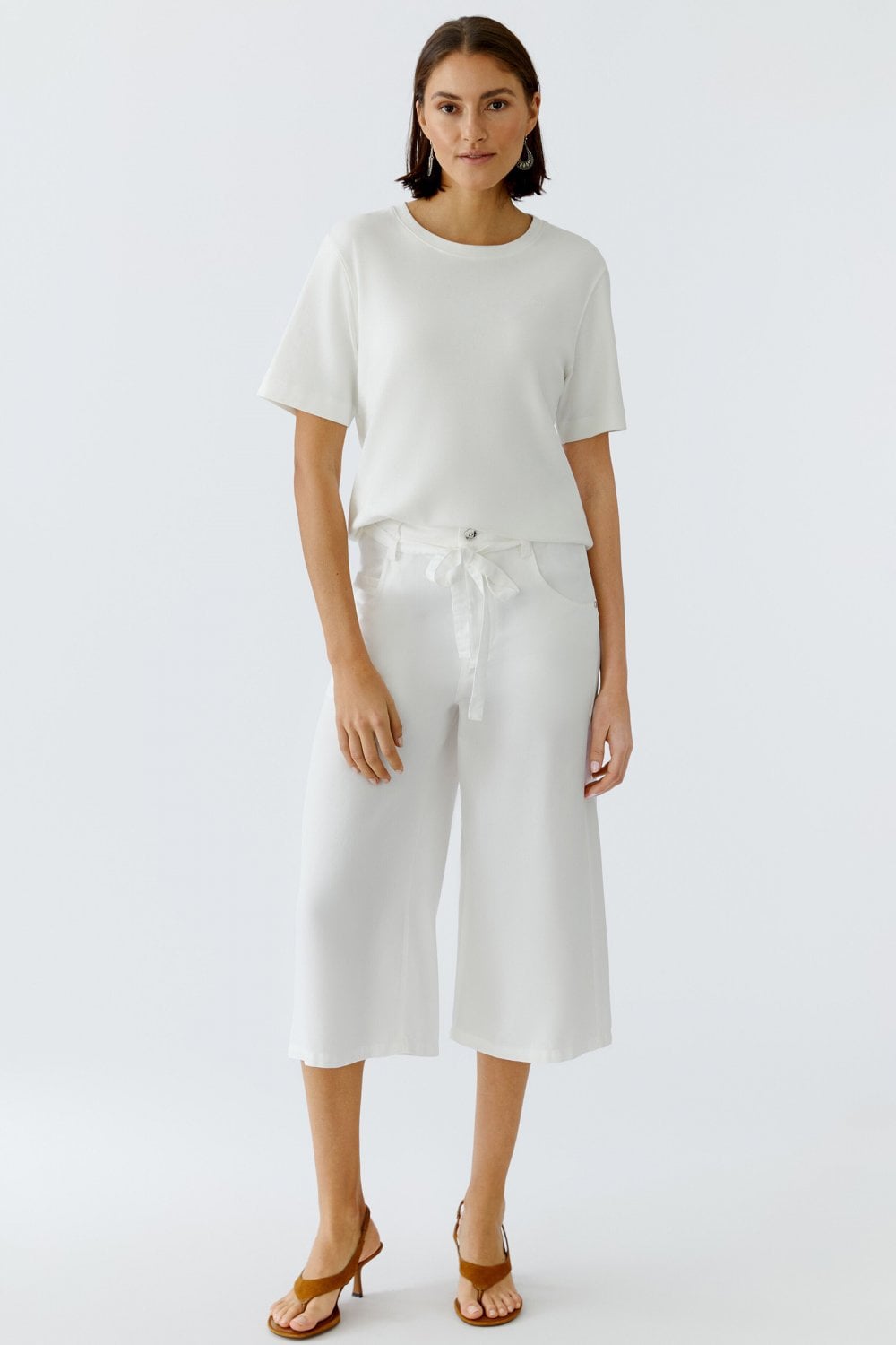 Oui 98291 White Bermuda Fit Cropped Trousers With Front Pocket And A Belt