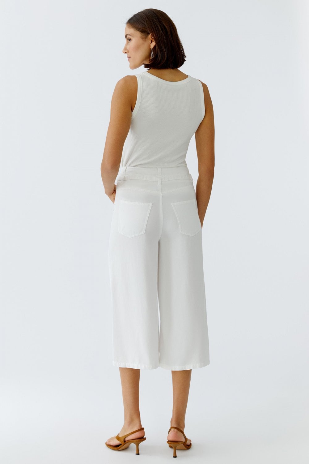Oui 98291 White Bermuda Fit Cropped Trousers With Front Pocket And A Belt